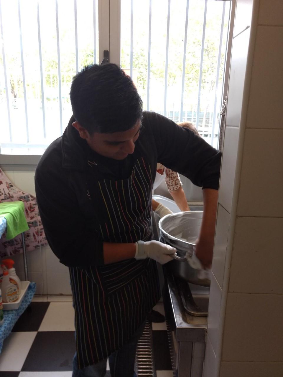拉蒙·华雷斯(Ramon Juarez)在马德里的一家施粥所洗碗